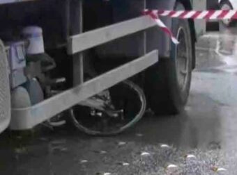 Τραγωδία: Νεκρή ποδηλάτισσα που παρασύρθηκε από φορτηγο