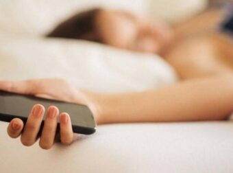 Εχεις το κινητό δίπλα σου όταν κοιμάσαι το βράδυ; Διαβασε τι θα πάθεις! – Ομορφιά & Υγεία