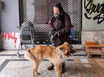 Το σωματείο Φίλοι Ζώων και Ανθρώπων έδωσε το γραφείο του να μείνει ο άστεγος Σωτήρης και ο σκύλος του
