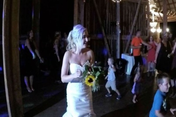 Η νύφη πέταξε στις ανύπαντρες την ανθοδέσμη – Η κατάληξη όμως έκανε τους πάντες να "παγώσουν" – Viral