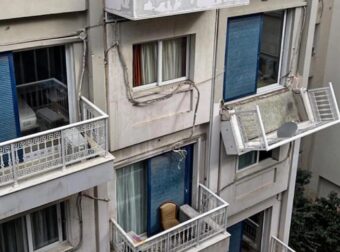 Μπαλκόνι σε ξενοδοχείο στη Συγγρού «κρέμεται» πάνω από τα κεφάλια ανθρώπων – Δείτε φωτογραφίες