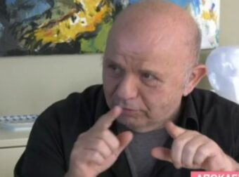 Μουρατίδης: «Η Αλίκη Βουγιουκλάκη είχε τη φωτογραφία της με τον τότε διάδοχο πάνω από τη λεκάνη της τουαλέτας» (vid)