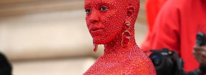 Η Doja Cat έσκασε σε επίδειξη μόδας καλυμμένη με 30.000 κόκκινους κρυστάλλους!