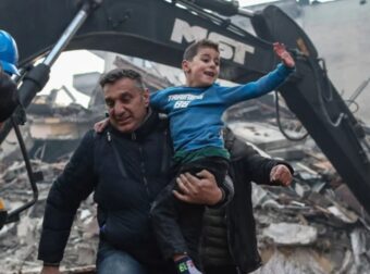 Σεισμός στην Τουρκία: 8χρονος ανασύρθηκε ζωντανός μετά από 52 ώρες – Συγκλονιστικά βίντεο
