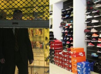 Πασχίζουν να τα ξεφορτωθούν: Κλέφτες πήραν 200 αθλητικά παπούτσια από μαγαζί αλλά δεν πρόσεξαν μια.. λεπτομέρεια