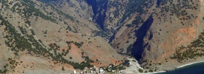 Αγία Ρουμέλη: Το απομονωμένο χωριουδάκι που για να πας πρέπει να διασχίσεις το μακρύτερο φαράγγι της χώρας