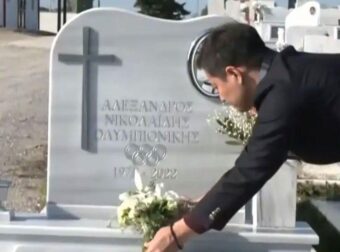 Συγκίνηση: Στο μνήμα του Αλέξανδρου Νικολαΐδη ο Κορεάτης αντίπαλός του το 2004