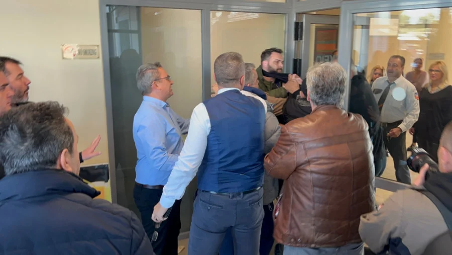 Συμβαίνει Τώρα – Δύσκολες ώρες για τον Κώστα Αγοραστό: Η στιγμή της “επίθεσης” από συγγενείς θυμάτων των Τεμπών
