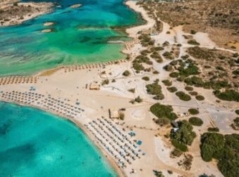 Σύμφωνα με το Tripadvisor, η καλύτερη παραλία του κόσμου για το 2025 είναι ελληνική και βρίσκεται στην Κρήτη