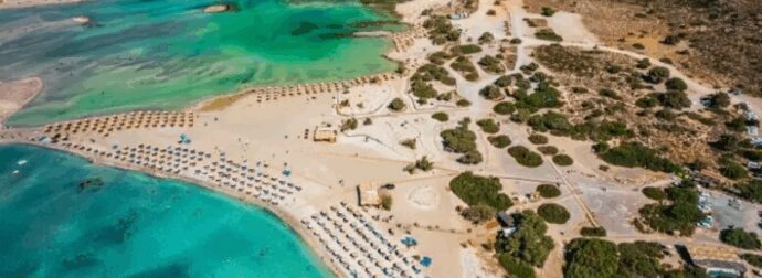 Σύμφωνα με το Tripadvisor, η καλύτερη παραλία του κόσμου για το 2025 είναι ελληνική και βρίσκεται στην Κρήτη