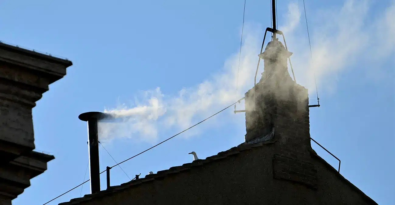 Λευκός καπνός στο Βατικανό – Εκλέχθηκε νέος Πάπας
