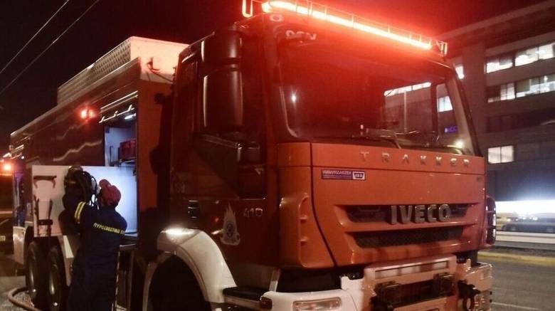 Φωτιά σε υπόγειο πάρκινγκ πολυκατοικίας στο Γαλάτσι – Καίγονται οχήματα
