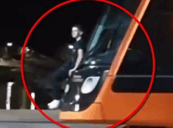 Νεαρός κρεμάστηκε στο πίσω μέρος τραμ στην Παραλιακή – Το σoκαριστικά πλάνα που έχει η ΕΛΑΣ