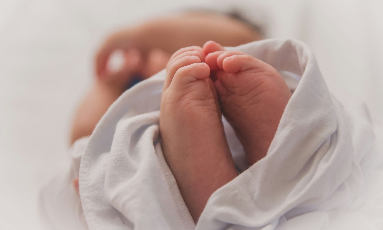 Συναγερμός στον Άλιμο: Βρέφος τριών μηνών βρέθηκε σε μαύρη σακούλα δίπλα από κάδο σκουπιδιών