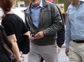 Χαμός στο κέντρο – Η μισή Αθήνα γύρισε να κοιτάξει τον καλοντυμένο, ψηλό γοητευτικό, καραφλό, πασίγνωστο Έλληνα