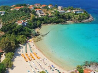 Πας με αμάξι, δε δίνεις πολλά για ένα δίκλινο: Αυτό είναι το μέρος που έχεις όλη μέρα τη θάλασσα στα πόδια σου και κάνεις τις πιο φτηνές διακοπές