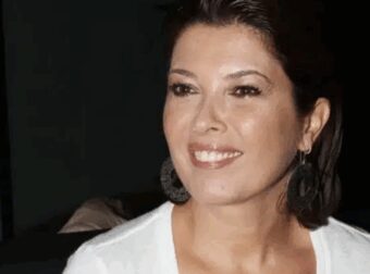 Ένα παλάτι στην αγκαλιά του Αιγαίου: Το σπίτι της Σοφίας Αλιμπέρτη σε κάνει… να χαζεύεις – Το ονειρεμένο σαλόνι της