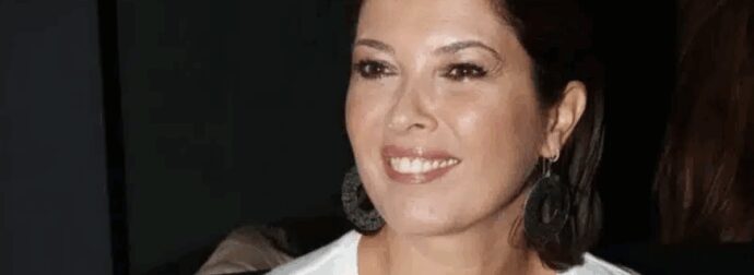 Ένα παλάτι στην αγκαλιά του Αιγαίου: Το σπίτι της Σοφίας Αλιμπέρτη σε κάνει… να χαζεύεις – Το ονειρεμένο σαλόνι της