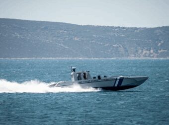 Πόρτο Χέλι: Θρίλερ με νεκρό άνδρα που βρέθηκε πάνω σε νησίδα