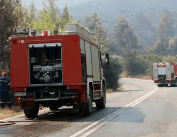 Μεγάλη φωτιά κοντα σε σπίτια στην Ανάβυσσο