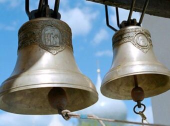 Άνδρας μπούκαρε σε εκκλησία βρίζοντας γιατί τον ξύπνησαν οι καμπάνες