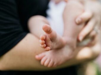 «Έμεινε στον ήλιο – Είχε αρχίσει να κιτρινίζει»: Τι αποκαλύπτει ο αδελφός του βρέφους που πέθανε στην Πάρο