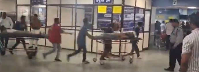 ΠΑΝΙΚΟΣ ΣΤΑ ΝΟΣΟΚΟΜΕΙΑ ΣΤΗΝ ΙΝΔΙΑ – ΠΥΚΝΟΙ ΜΑΥΡΟΙ ΚΑΠΝΟΙ «ΠΝΙΓΟΥΝ» ΤΗΝ ΠΕΡΙΟΧΗ ΜΕΤΑ ΤΗΝ ΠΤΩΣΗ ΑΕΡΟΣΚΑΦΟΥΣ