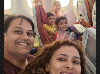 Η τελευταία… selfie: Η οικογένεια με τα 3 παιδάκια που χαμογελά δευτερόλεπτα πριν πέσει το αεροσκάφος στην Ινδία και προκαλεί σοκ