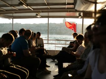 Καταρρέει ο τουρισμός μετά τους σεισμούς: Στα τάρταρα οι τιμές, με το σταγονόμετρο οι τουρίστες