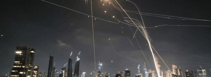 Το Ιράν «απαντάει» στο Ισραήλ με επίθεση 100 πυραύλων – Παγκόσμιος φόβος για γενίκευση του πολέμου