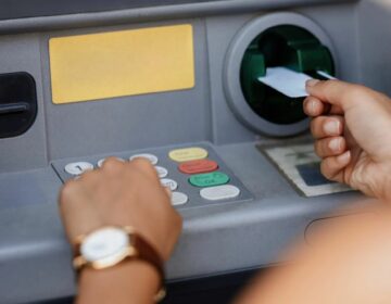 ΤΕΛΟΣ ΟΙ ΚΑΡΤΕΣ ΑΠΟ ΤΑ ΑΤΜ – ΕΤΣΙ ΘΑ ΒΓΑΖΟΥΜΕ ΧΡΗΜΑΤΑ – ΟΙ 3 ΤΡΑΠΕΖΕΣ ΠΟΥ ΚΑΝΟΥΝ ΤΗΝ ΜΕΓΑΛΗ ΑΛΛΑΓΗ