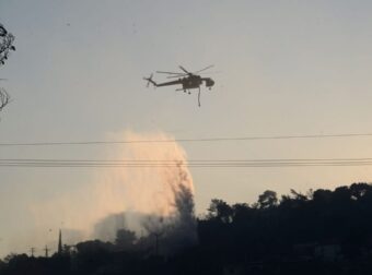 ΜΕΓΑΛΗ ΦΩΤΙΑ ΤΩΡΑ ΣΤΗΝ ΕΛΛΑΔΑ ΚΑΙΕΙ ΤΑ ΠΑΝΤΑ ΣΤΟ ΠΕΡΑΣΜΑ ΤΗΣ – ΔΙΝΕΙ ΜΑΧΗ Η ΠΥΡΟΣΒΕΣΤΙΚΗ