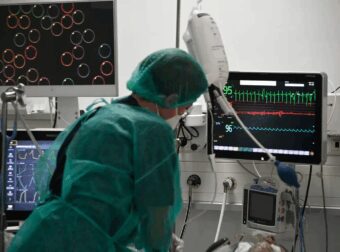 Συναγερμός στο Ηράκλειο: Στη ΜΕΘ τουρίστρια με τη «νόσο των λεγεωνάριων» – Τι είναι η λεγεωνέλλωση