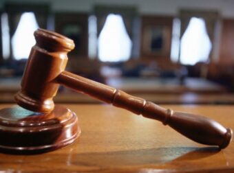Δις ισόβια και 20 χρόνια κάθειρξη στον εργολάβο από τη Μύκονο – Βίαζε τα ανήλικα δίδυμα κορίτσια του