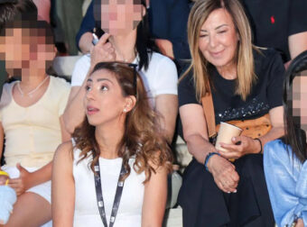 Μια νύχτα για τον Βασίλη Καρρά: Σπάνια εμφάνιση για τη σύζυγο και την κόρη του