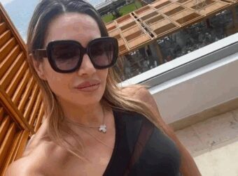 Ελένη Πετρουλάκη: Οργισμένη απάντηση στους επικριτές – «Είμαι 54, στην εμμηνόπαυση, μητέρα τεσσάρων παιδιών»