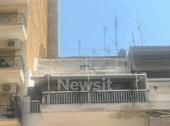 Θεσσαλονίκη: Εξοργιστικό βίντεο με τον σπαραγμό του μωρού που οι γονείς του το κλείδωσαν στο μπαλκόνι για να κοιμηθούν