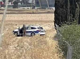 Κύπρος – Λάρνακα: Αστυνομικοί μέρα μεσημέρι πάνω σε περιπολικό