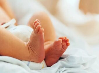 ΗΠΑ: Αυτοκίνητο «πέταξε» και παρέσυρε οικογένεια – Νεκρό μωρό ενός έτους, σοβαρά και η αδερφή του