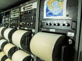 ΤΩΡΑ – ΙΣΧΥΡΟΣ ΣΕΙΣΜΟΣ ΜΟΛΙΣ ΧΤΥΠΗΣΕ ΤΗΝ ΕΛΛΑΔΑ – ΟΙ ΠΡΩΤΕΣ ΠΛΗΡΟΦΟΡΙΕΣ