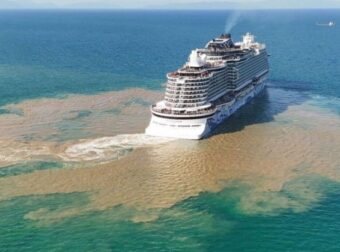 Χαμός με την φώτο που κυκλοφορεί τις τελευταίες ώρες και δείχνει κρουαζιερόπλοιο να φεύγει γεμάτο από το λιμάνι του Βόλου – Τι έχει συμβεί