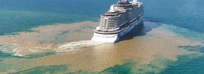 Χαμός με την φώτο που κυκλοφορεί τις τελευταίες ώρες και δείχνει κρουαζιερόπλοιο να φεύγει γεμάτο από το λιμάνι του Βόλου – Τι έχει συμβεί