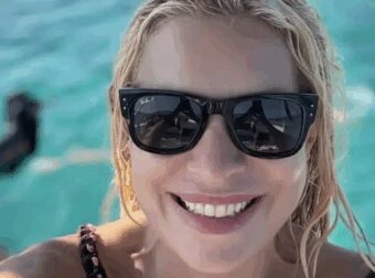Η Ελένη Μενεγάκη βρέθηκε πρόσφατα στους μαγευτικούς Παξούς και απόλαυσε το καλοκαιρινό της μπάνιο στα κρυστάλλινα νερά του νησιού.