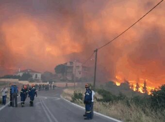 Φωτιά στη Χίο: Ανεξέλεγκτα τα μέτωπα – Σε απόσταση αναπνοής από τα σπίτια οι φλόγες, έχουν καεί αποθήκες