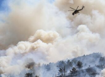 Φωτιά στην Τροιζηνία: Σηκώθηκαν 2 αεροσκάφη