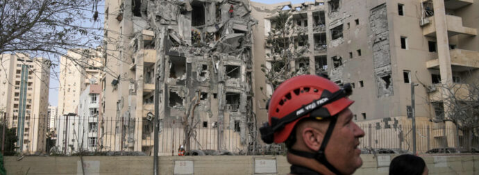 ΕΚΤΟΞΕΥΕΙ ΠΥΡΑΥΛΟΥΣ ΤΟ ΙΡΑΝ – ΤΡΕΧΟΥΝ ΟΛΟΙ ΣΤΑ ΚΑΤΑΦΥΓΙΑ