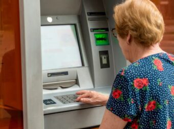 ΑΝΑΣΤΑΤΩΜΕΝΟΙ ΟΙ ΕΛΛΗΝΕΣ ΣΥΝΤΑΞΙΟΥΧΟΙ – ΠΑΙΡΝΟΥΝ ΤΟΥΣ ΛΟΓΙΣΤΕΣ ΤΟΥΣ ΝΑ ΔΟΥΝΕ ΤΙ ΓΙΝΕΤΑΙ