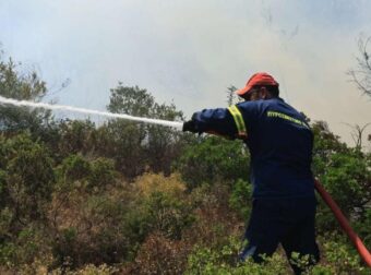 ΜΕΓΑΛΗ ΦΩΤΙΑ ΤΩΡΑ – ΕΣΤΑΛΗ 112 – ΕΚΚΕΝΩΝΕΤΑΙ ΠΕΡΙΟΧΗ – ΑΦΗΝΟΥΝ ΤΑ ΣΠΙΤΙΑ ΤΟΥΣ ΟΙ ΚΑΤΟΙΚΟΙ