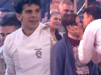 Η πιο συγκινητική στιγμή στον τελικό του MasterChef: O Νέστορας ακούει ότι κέρδισε και φιλάει τον αδερφό του με Σύνδρομο Down – H υπόσχεση στην οικογένειά του