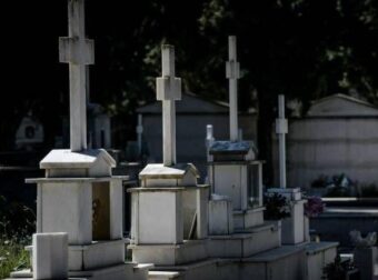 Σοκ και πανικός σε νεκροταφείο της Θεσσαλονίκης – Πήγαν να κάνουν εκταφή την σύζυγο και μάνα τους και έγινε… ο χαμός